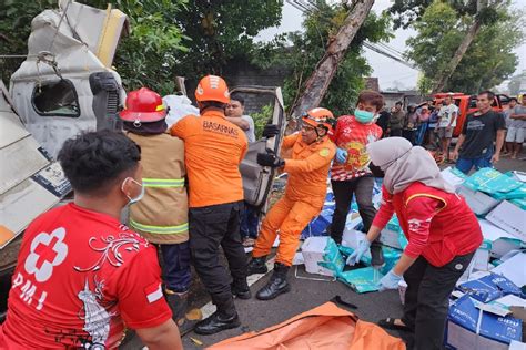 Satu Orang Meninggal Dunia Akibat Mobil Tabrak Pohon Di Gunungkidul