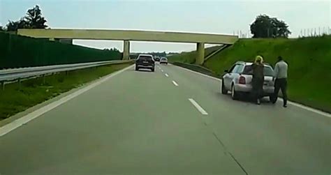 Zdjęcia awaria na autostradzie 1 Kierowca pchal samochod na