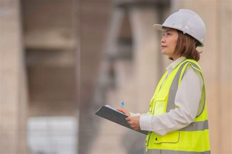 Una Ingeniera Asi Tica Trabaja En Un Sitio De Construcci N De Un Puente