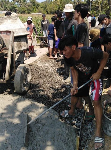 Santri Ponpes Al Barokah Bersama Warga Kranggan Kerja Bakti Perbaiki