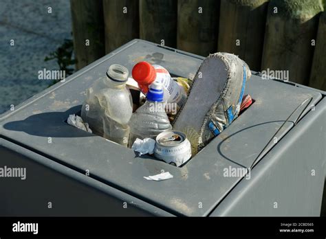 Volle mülltonne Fotos und Bildmaterial in hoher Auflösung Alamy