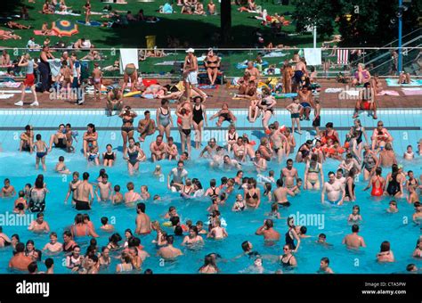 Overcrowded Swimming Pools Hi Res Stock Photography And Images Alamy