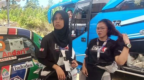 Aksi Pereli Berhijab Di Kejurnas Rally Danau Toba