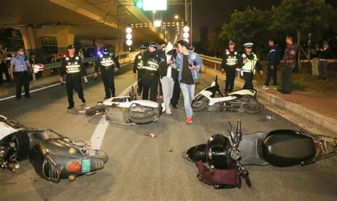 深夜飙车！南宁“鬼火少年”街头炫技，数百人围观，警方出击 腾讯新闻