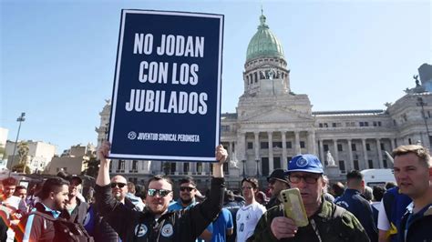 Jubilados La Cgt Y Movimientos Sociales Marchan Frente Al Congreso Y