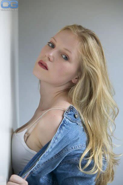 Emma Bell Nude Pictures Onlyfans Leaks Playboy Photos Sex Scene Uncensored