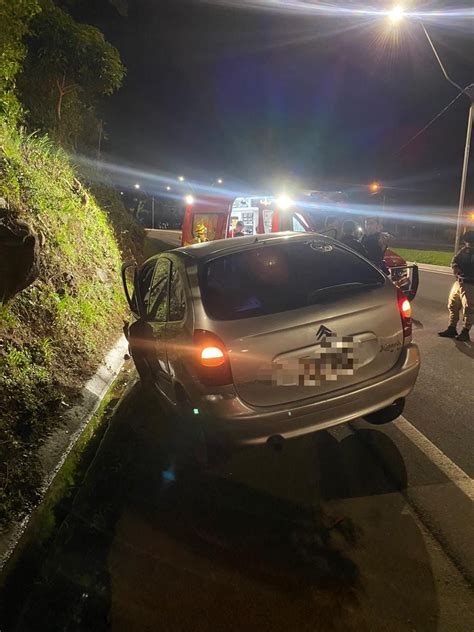 Condutor Perde O Controle E Veículo Atinge Poste E Barranco Na Br 470