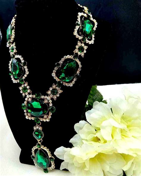 Beautiful Vintage Emerald Color Austrian Crystal And Rhinestone Necklace