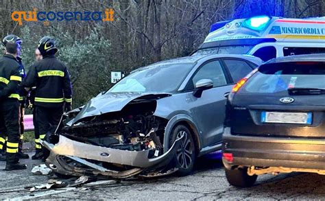 Cosenza Auto Contro Un Muretto L Incidente All Alba Nei Pressi Del