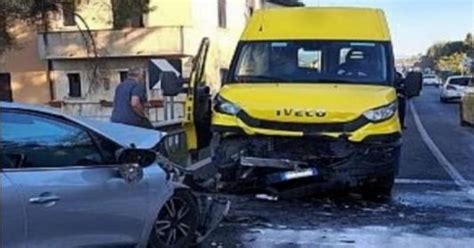 Auto Contro Scuolabus Tre Bambini Al Pronto Soccorso