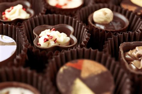 Вкусные шоколадные конфеты крупным планом | Премиум Фото