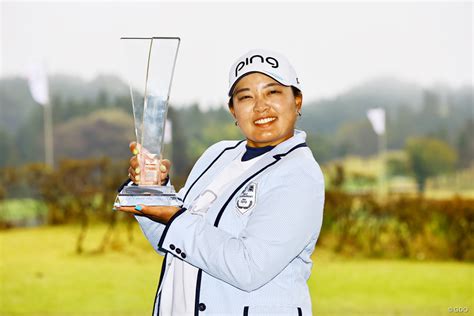 鈴木愛が2週連続Vでツアー通算20勝目 荒天の短期決戦を制す国内女子ツアー LPGAGDO ゴルフダイジェストオンライン