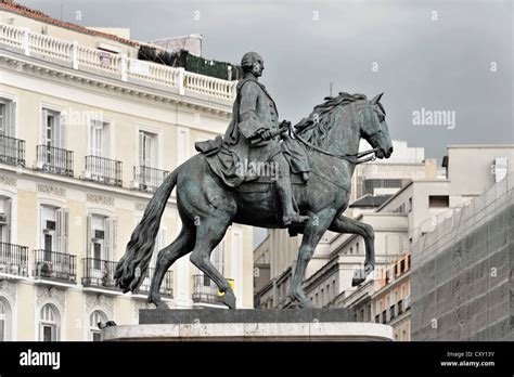 Monumento A La Estatua Ecuestre Del Rey Carlos Iii La Puerta Del Sol