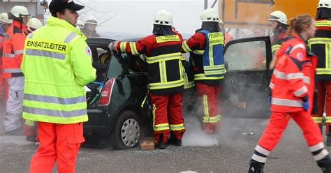 Schwerer Unfall Auto gerät bei Isarbrücke in Gegenverkehr