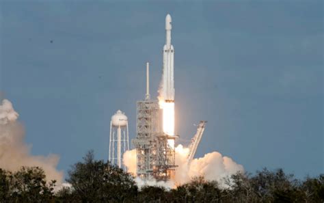 Spacex猎鹰重型火箭首飞成功！马斯克的特斯拉跑车上太空了