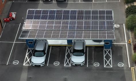 Cargar un coche eléctrico con paneles solares No es para todos