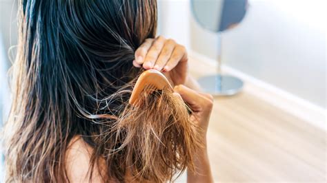 6 Damaging Mistakes Youre Probably Guilty Of Making With Wet Hair