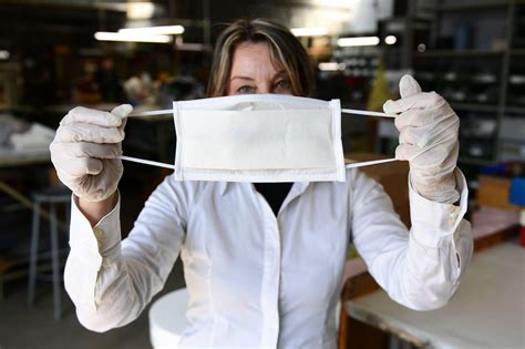 Cotton masks outperform synthetic fibers in humidity test - Big Think