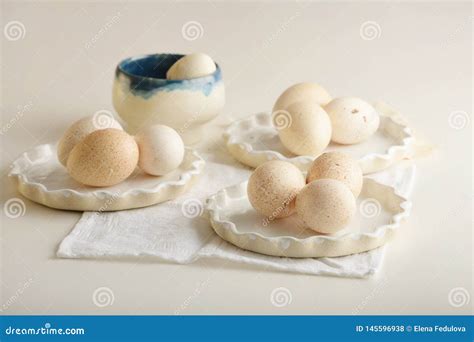 Huevos De Turqu A En Tres Platos Blancos En Superficie De Madera Te Ida