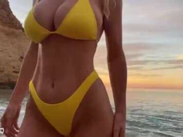 Bikini Una Rubia Tetona Folla En La Playa Pulpo
