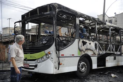 Protesto de moradores na comunidade Parque Proletário no Complexo da