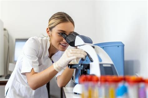 Laboratorio De Ciencias M Dicas Hermoso Cient Fico Mirando Bajo