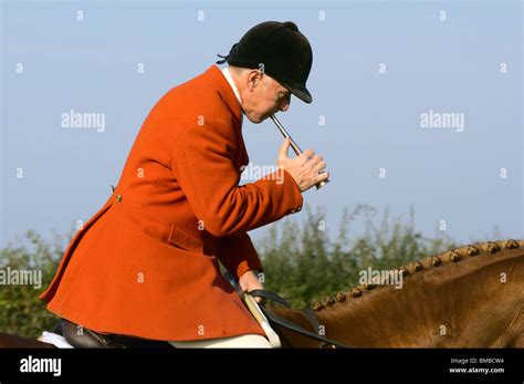 Huntsman Blowing Horn Hi Res Stock Photography And Images Alamy