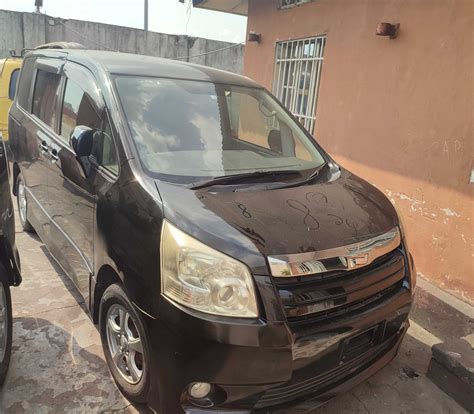 Toyota Noah Voxy Sans Plaque Goodis RDC