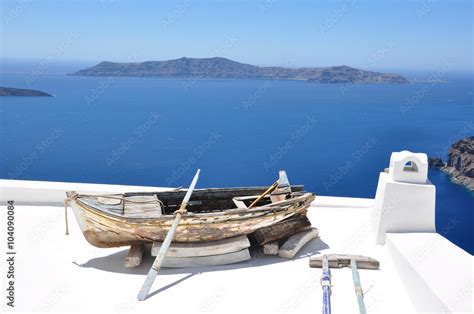 altes Boot auf Häuserdach auf der Insel Santorin Stock Photo Adobe Stock