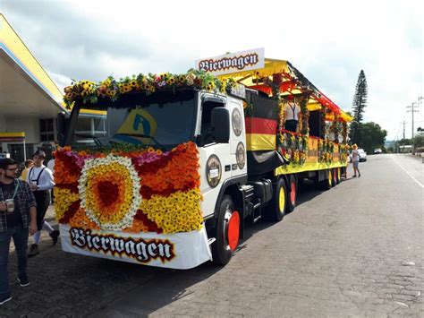 Bierwagen Recebe Os Ltimos Detalhes Da Decora O Para O Desfile Do