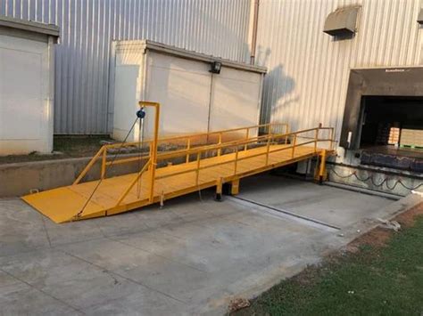 Mild Steel Hydraulic Movable Dock Ramp Size Capacity 9 Ton To 15 Ton