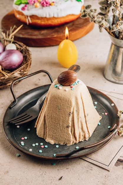 Torta Tradicional Ortodoxa De Cuajada De Pascua Con Huevos De Chocolate