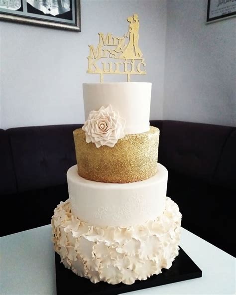 Amazing Cream Gold Wedding Cake Cream Wedding Cakes Wedding Cake