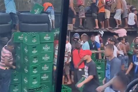 Carreta Que Transportava Cerveja Tomba Na BR 040