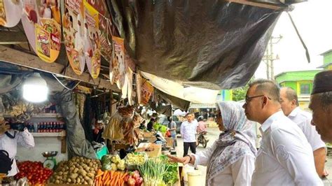 Pantau Sejumlah Kebutuhan Pokok Jelang Imlek Di Pasar Pj Wali Kota