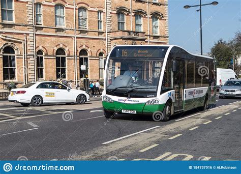 Conexiones Verdes Marca Bus En La Calle Bajo El Sol Transporte P Blico