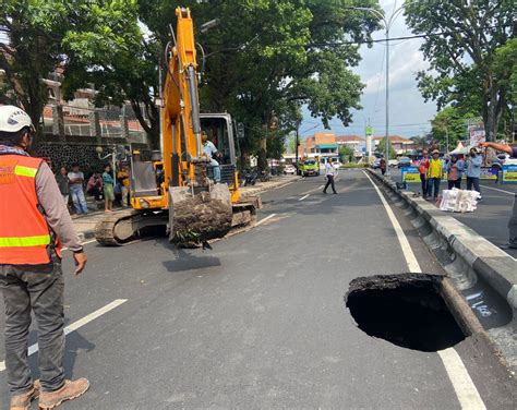 Aspal Di Jalan Bandung Ambles Berukuran Meter Malangvoice