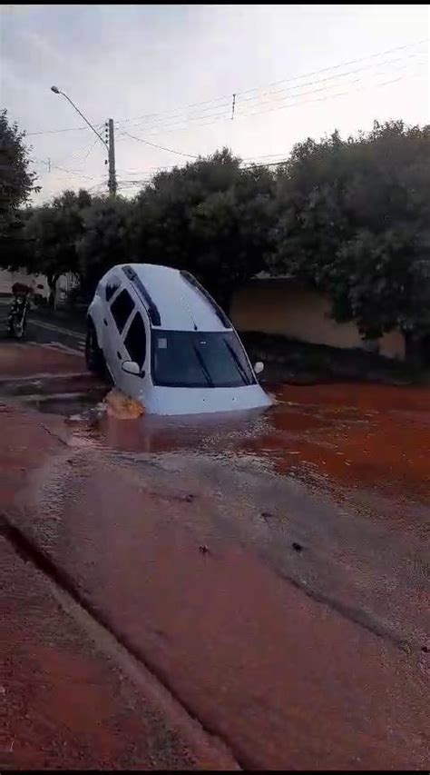 Carro Cai Em Cratera Ap S Asfalto Ceder Devido A Vazamento De Gua Em