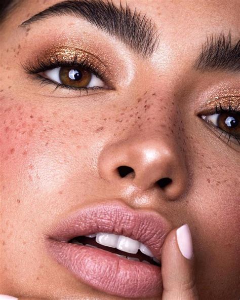 How To Achieve A Natural Looking Sun Kissed Glow With Freckle Tint