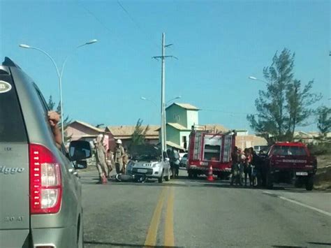 G1 Batida Entre Carro E Moto Congestiona Estrada De Cabo Frio Para