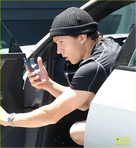 Tom Holland Spotted In La Just Hours After Zendaya Kissing Photos Surfaced Photo 4580883