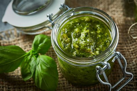 Basilikum Pesto Mit Pinienkernen Rezept Spar Mahlzeit