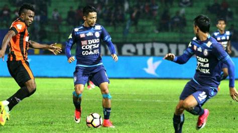 Foto Live Match Sengit Arema Dan Sriwijaya Saling Berbalas Gol