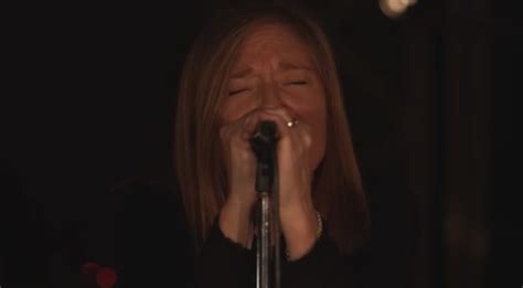 Beth Gibbons Canta Floating On A Moment Negli Studi Di Bbc Music