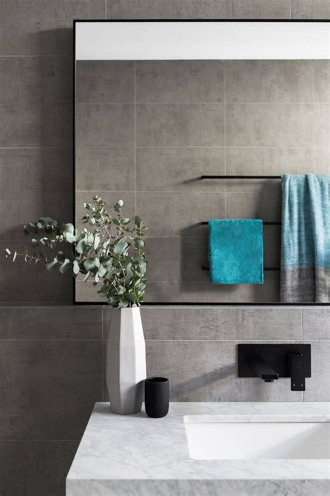 What Color Towels Work Best for Gray Bathrooms? - Pursuit Decor