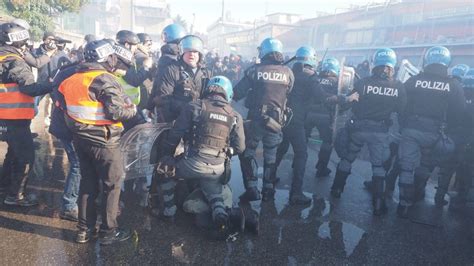 Scontri A Vicenza La Polizia Carica Corteo Contro Israele Alla Fiera