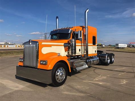 2022 Kenworth W900