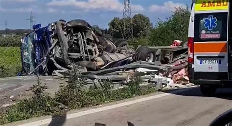 Incidente Stradale Sulla Statale Tir Contro Auto Due Morti