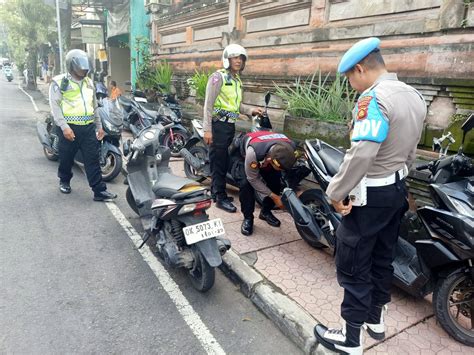 Parkir Sembarangan Dan Picu Kemacetan Puluhan Motor Dan Mobil