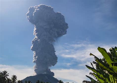 Indonesia evacúa siete pueblos ante las impresionantes erupciones del